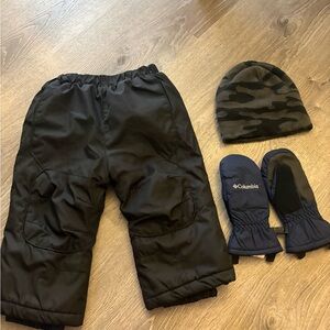 Toddler Boys Snow Pangs, Mittens & Hat a 3T